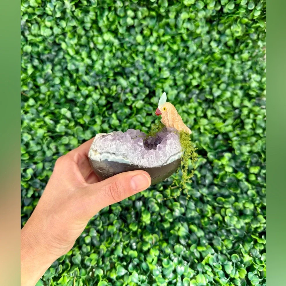 Parrot carving on Amethyst Egg – Symbol of Joy & Abundance - Picture 5 of 8